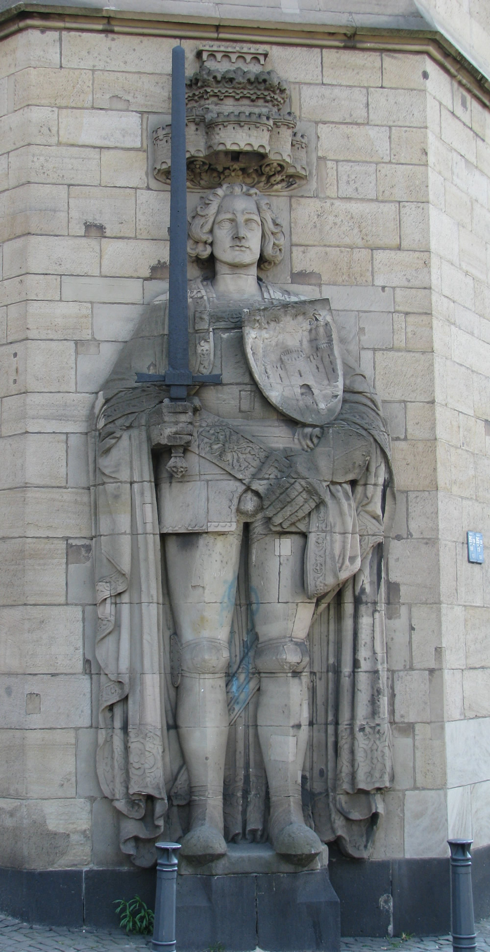 Figur des Roland, Symbol für die Stadtrechte, am Duisburger Rathaus (Quelle: Dießenbacher Informationsmedien)